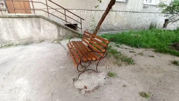 Лавочка у подъезда многоэтажки