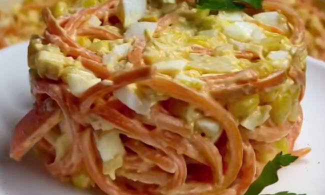 Салат с копченым сыром и морковкой по-корейски, кадр из видео