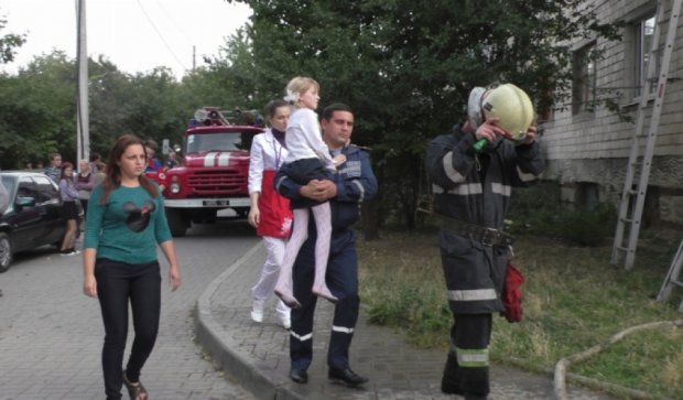 В Черновцах пожар заблокировал в квартирах девять  жителей (фото, видео) 
