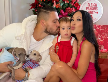 Скарлет Вас та її обранець Тає Річчі з донькою, фото з соцмереж