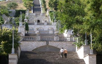 Полуразрушенная достопримечательность Крыма утопает в мусоре: фото