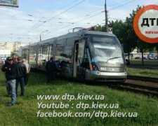 На столичній Борщагівці трамвай зійшов з рейок
