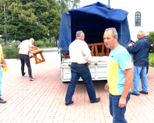 "Рідна країна" подарувала Каневу лавки для Успенського собору: хто допоміг відновити святиню