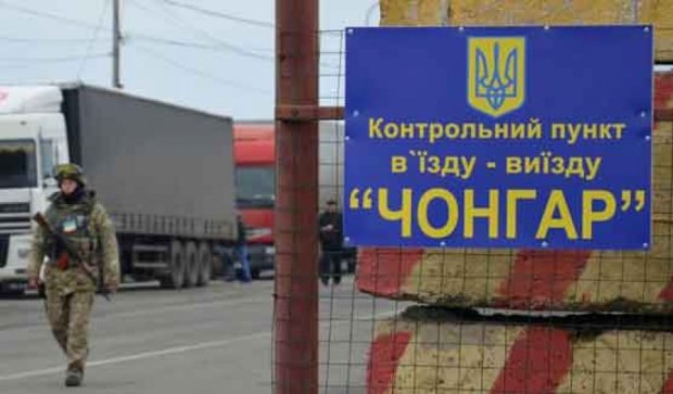 Міліція розвертає вантажівки, що прямують до Криму (відео)
