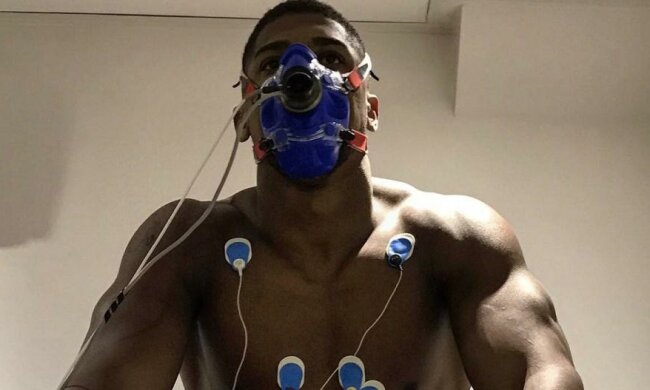 Джошуа перед боем с Кличко поднимает зубами тяжелые гири 