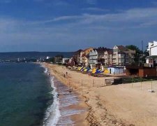 Туристів все одно немає: окупант залив кримський пляж бетоном