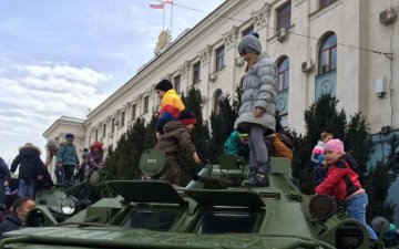Без чарки не обійтися: військове свято окупантів в Криму порвало мережу
