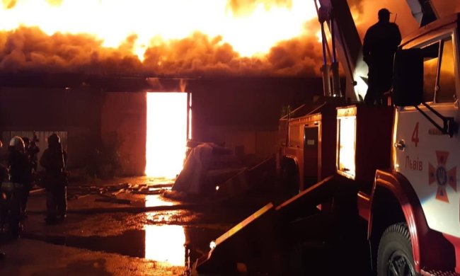 Львів опинився у вогняній пастці: масштабна пожежа окутала будинки, деталі НП