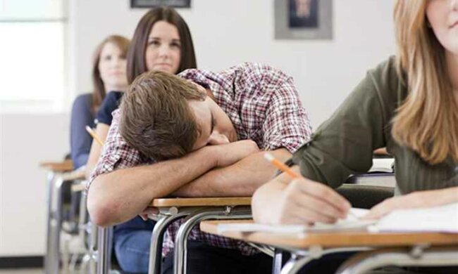 "Відзначили" День знань шаурмою: у Києві студенти потрапили до лікарні, пари почекають