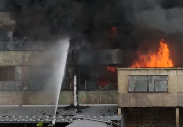 Масштабна пожежа спопелила завод у Чернівцях, гасили всю ніч - рятувальники під завалами