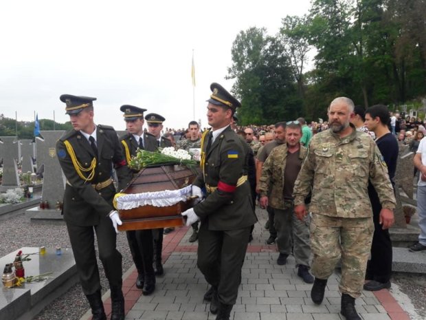 Місто на Львівщині стало на коліна перед вбитим українським героєм: спочивай з миром