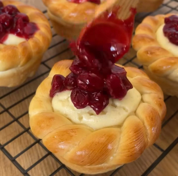 Булочки с творожным сыром и вишнёвым конфи: фото скрин рецепта