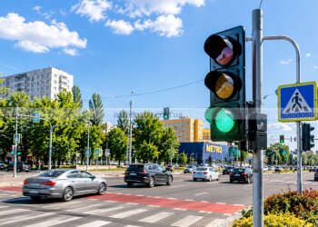 Світлофор на перехресті бульвару Вацлава Гавела та вулиці Метробудівської у Києві