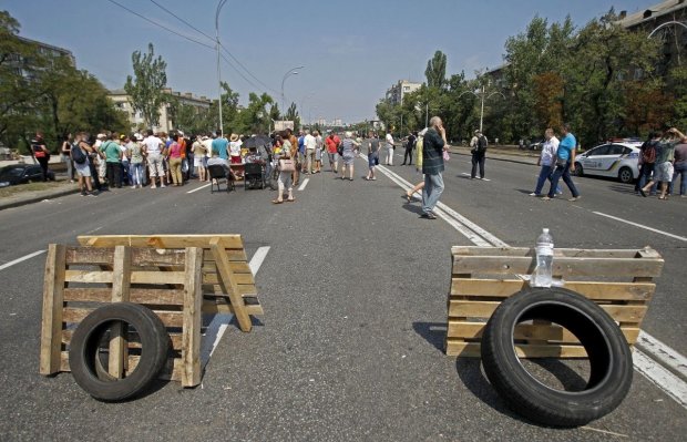 Комунальне пекло допекло: розлючені кияни паралізували Харківське шосе, скандують уже добу і вимагають Кличка