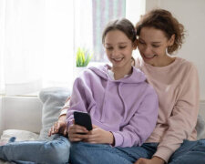 Мама та підліток з телефоном: фото з вільних джерел