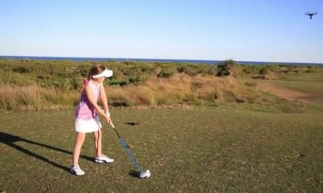 Девочка сбила беспилотник мячом (відео)