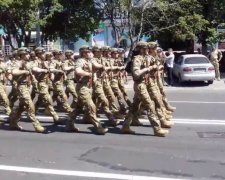 Маріуполь парадом показав, хто господар на українській землі