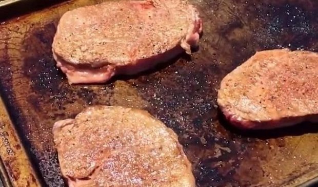 Пекельна спека змушує американців готувати стейки на асфальті