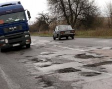 Асфальтом по калюжам: скільки коштують "золоті" дороги України