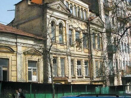 В Києві родину намагаються виселити з аварійного будинку: "Чхати хотіли на новобудови"