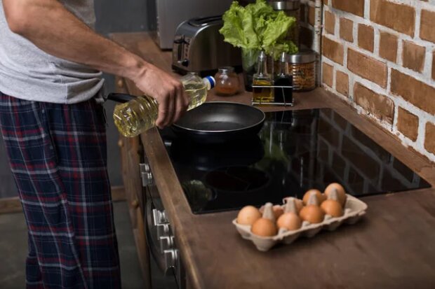 Зберігайте спокій: як зупинити бризки олії та подарувати сковорідці спокій