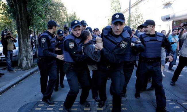 Оборотни вернулись: "новая полиция" начала выбивать показания силой 