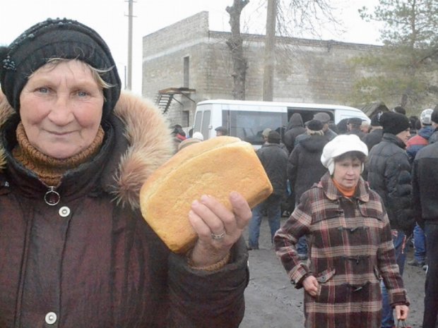 «Я грязное обрежу, а остальное съем» - священник раздает хлеб на Луганщине (фото)