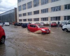 Киев затопила большая вода: транспорт плывет, выходить опасно 