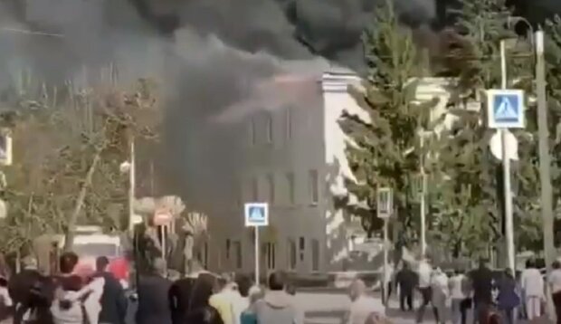Рашисти спостерігають, як горять гвинтокрили, Саратів. Фото: Youtube