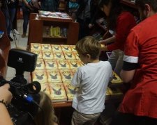 Українські книгарні заполонили фанати Гаррі Поттера