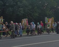 Московські попи привели на Тернопільщину хресну ходу - несуть ікони і волають пісні, наплювавши на карантин