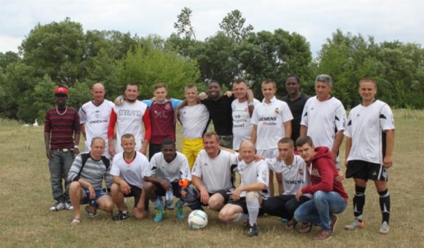 За футбольную команду села Жовтневе играют африканцы
