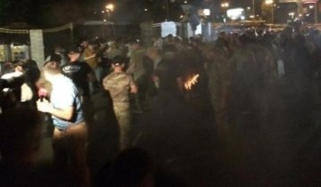 Заворушення під Оболонським судом: кидали петарди та димові шашки