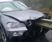 На Львівщині відбійник проткнув BMW