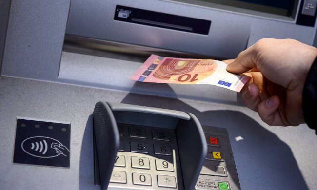 Банкомат у Європі. Фото з відкритих джерел