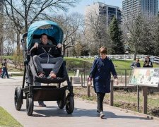 Дитяча коляска гігантських розмірів для тест-драйву батьків