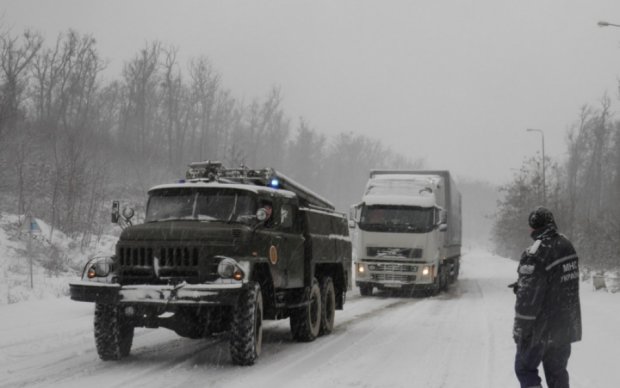 Сотни машин попали в снежную ловушку на трассе Днепр-Кривой Рог