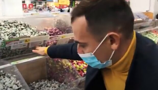 Українець знайшов у столичному магазині гори прострочки: 3 ящики цукерок, риба, халва