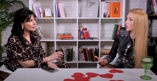 Маша Єфросиніна і Оля Полякова, скріншот з відео