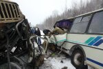 Вантажівка пішла в лобову на переповнений автобус "Київ-Одеса", людей вирізали з понівеченого металу