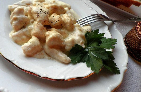 Куряче фрікасе з мускатним горіхом: цікавий рецепт, який вразить усіх за столом