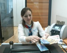 Достали даже заначки: украинцы массово сдают иностранную валюту