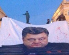 В Одесі розгорнули величезний банер "Порошенко покриває вбивць"