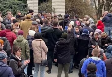 Люди возле церкви МП в Хмельницком. Фото: скриншот с видео