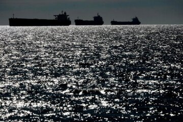 Нефтяной танкер теневого флота РФ в море