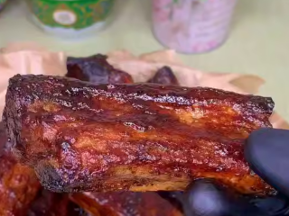 Свинячі реберця, кадр з відео