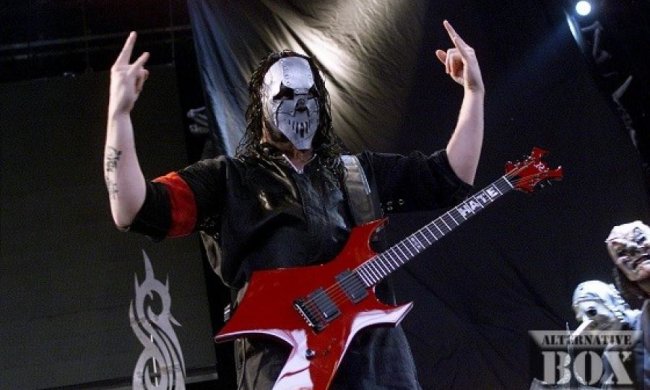 Гитарист Slipknot получил ножевое ранение в голову