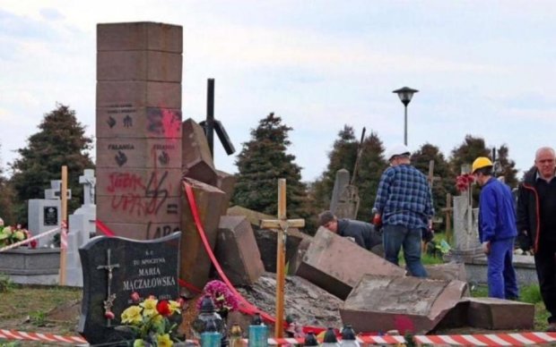 Уничтожают память: поляки надругаются над могилой украинских воинов
