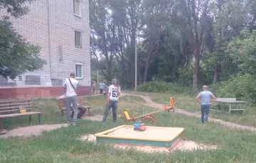 Харків'яни влаштували самосуд торговцю смертю: "Прив'язали до дерева, спустили штани"