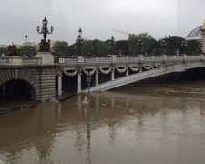 Стихия свирепствует: целый город стремительно уходит под воду